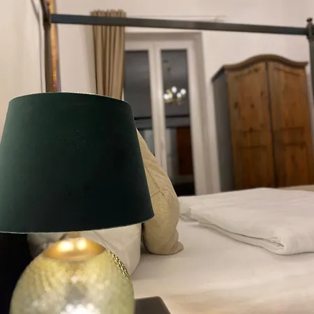 Und Frech Отель