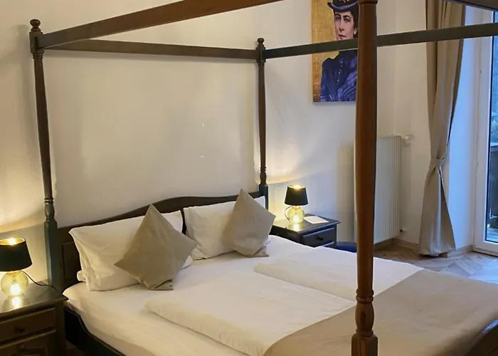 Und Frech Hotel